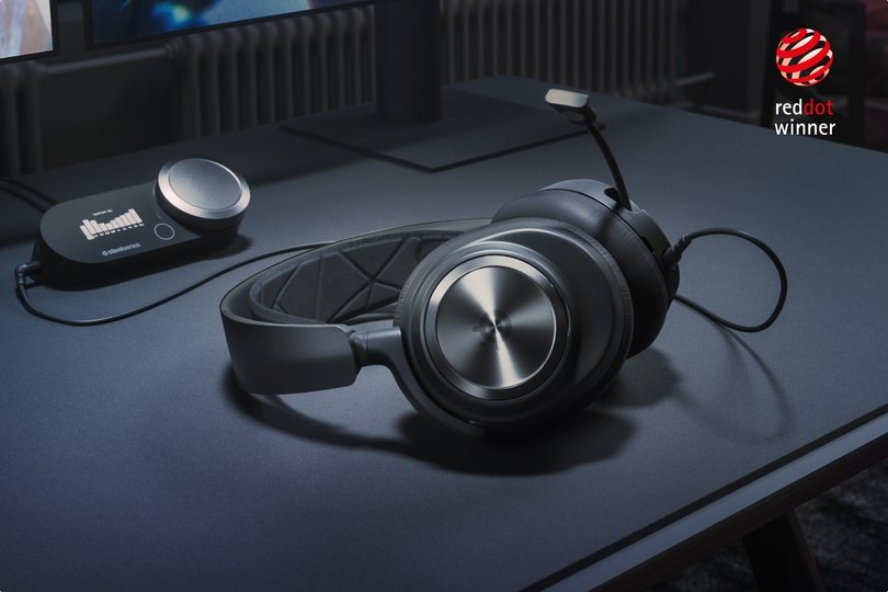 An Arctis Nova pro hooverin above the desk and gaming setup.